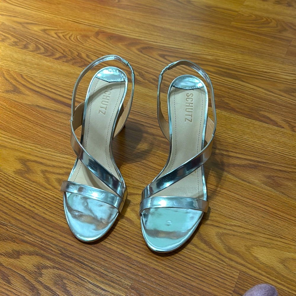 Schutz Kelly silver shoes. Size 9.5